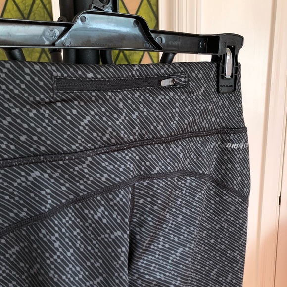 Nike Crop Leggings - Picture 6 of 6